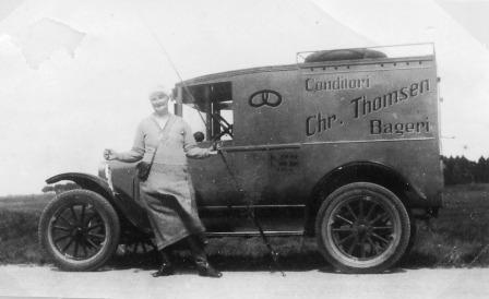 Marie Thomsen og bageriets bil.
